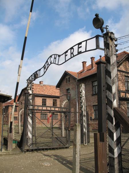 File:Auschwitz1entrance.png